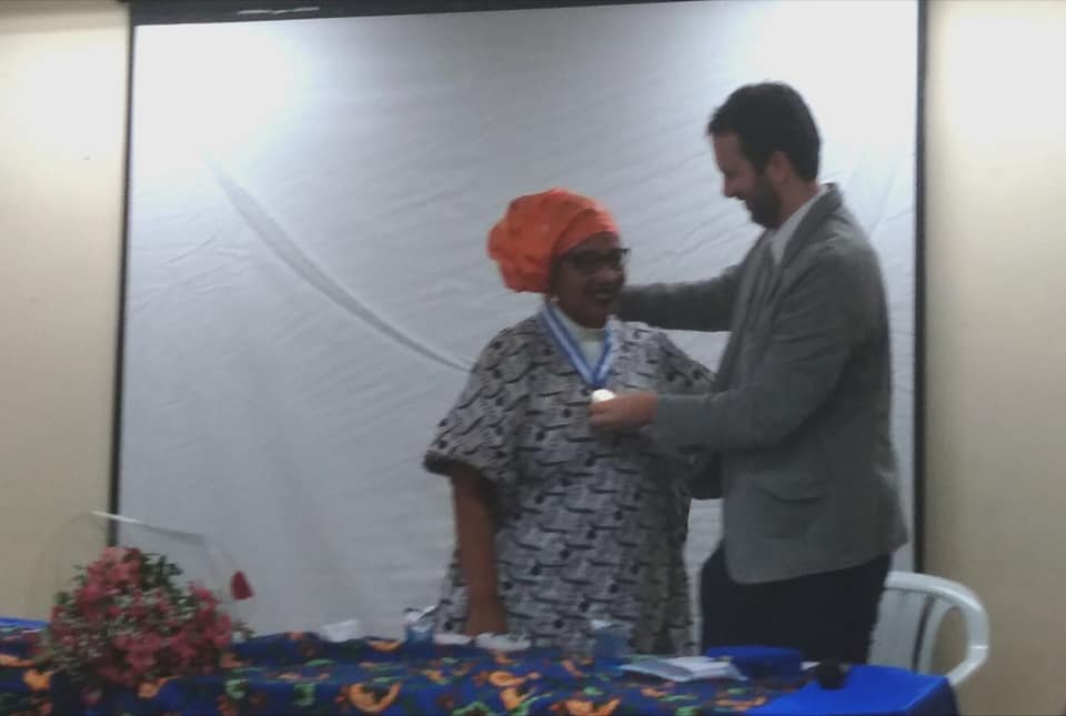 Pastora Kaká Omowalê recebe homenagem com Medalha Tiradentes da ALERJ