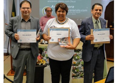 Ganhadores da 2ª edição do concurso no Cenáculo recebem o prêmio em São Paulo