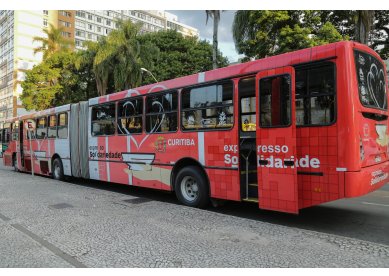 Metodistas levam Ceia de Natal em ônibus da prefeitura para pessoas em situação de rua na cidade de Curitiba