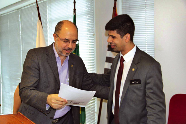 Bispo Adonias recebendo contrato das mos do representante da Sociedade Bblica do Brasil