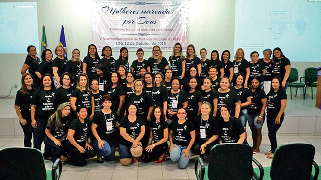 Mulheres usando a camiseta da campanha "Quinta-preta"