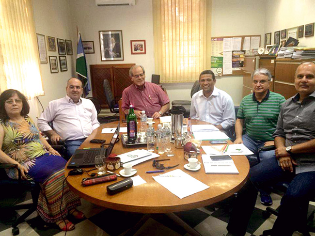 Grupo do Consad reunido em uma sala