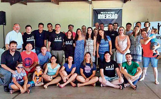 Grupo de pessoas participantes do Projeto Neemias Imerso