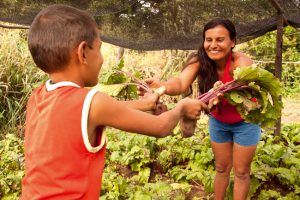 Agricultora trocando alimentos com uma criana