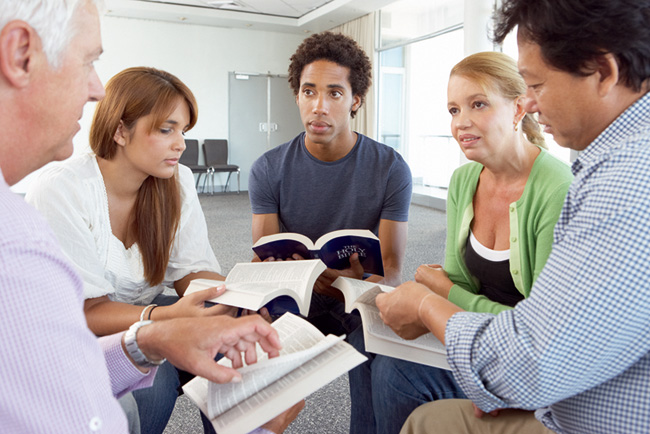 Grupo de pessoas estudando a Bblia