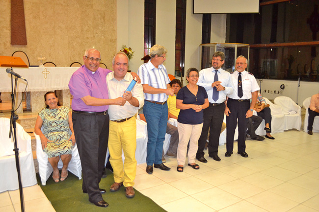 Bispo Paulo Ayres ( esquerda) entrega "basto" para o Rev. Srgio Andrade. Pastora Joana Darc Meireles assume como 1 tesoureira. 