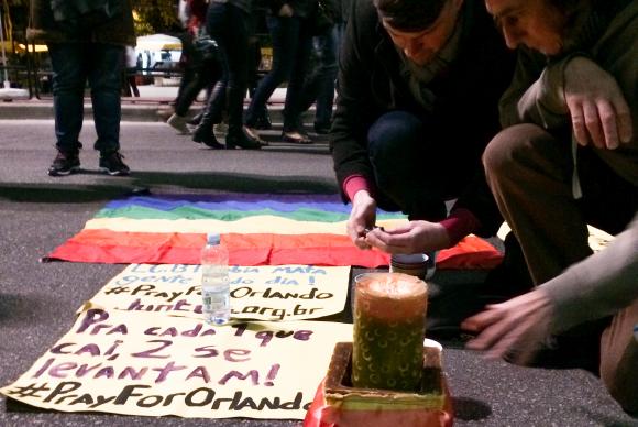 Viglia na Avenida Paulista, So Paulo, em homenagem aos mortos no massacre da boate Pulse. Foto: Elaine Patricia Cruz/Agncia Brasil