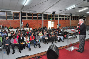 Foto do bispo Paulo Lockamann em um das pregaes.