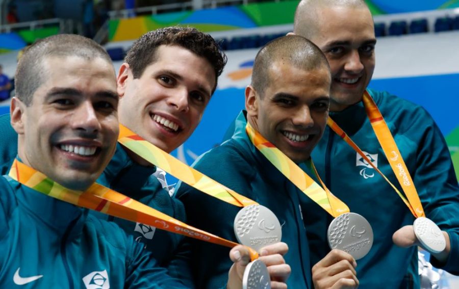Quarteto brasileiro exibe as medalhas de prata conquistadas no revezamento (Foto: Marcelo S/MPIX/CPB)