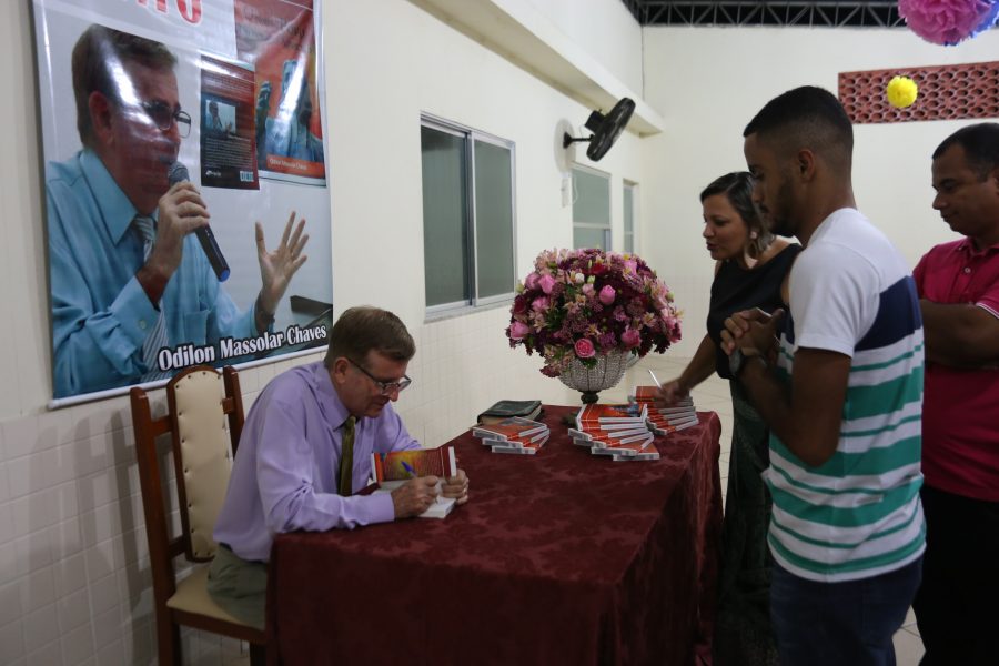 Autor Odilon Massolar no lanamento do livro "O notvel povo do corao aquecido"