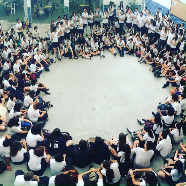 Imagem da Escola Dom Pedro II, durante assembleia de alunos que ocupam o local