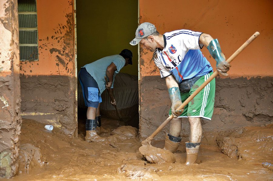 Moradores contam com o apoio de voluntrios/as | Antonio Cruz | Agncia Brasil