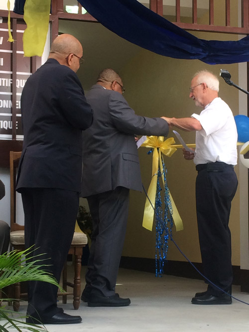 Representantes da Igreja Metodista do Haiti e UMCOR cortam a fita cerimonial na entrega de um novo prédio da escola secundária | Foto: Lauren James