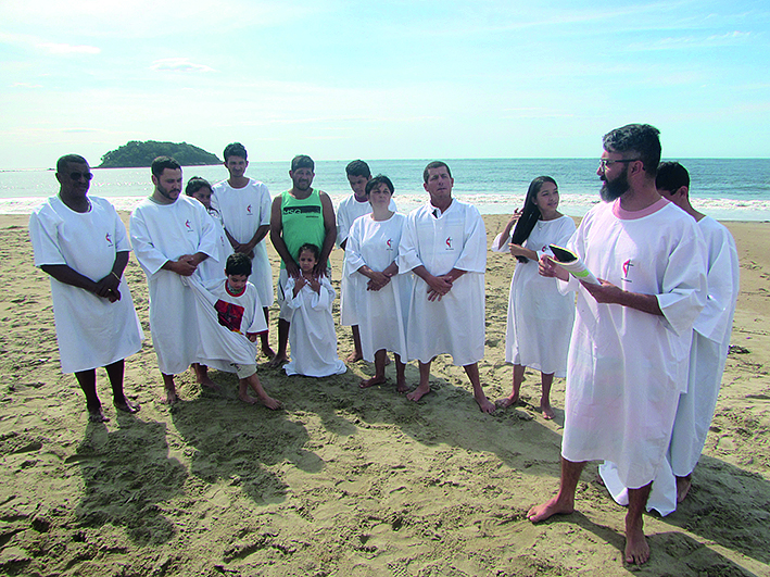 O ato do batismo foi realizado na Praia Mansa.