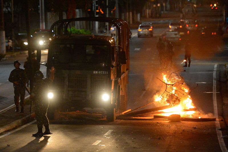 Protesto de moradores em frente ao quartel-geral de Vitria | Tnia Rego | Agncia Brasil