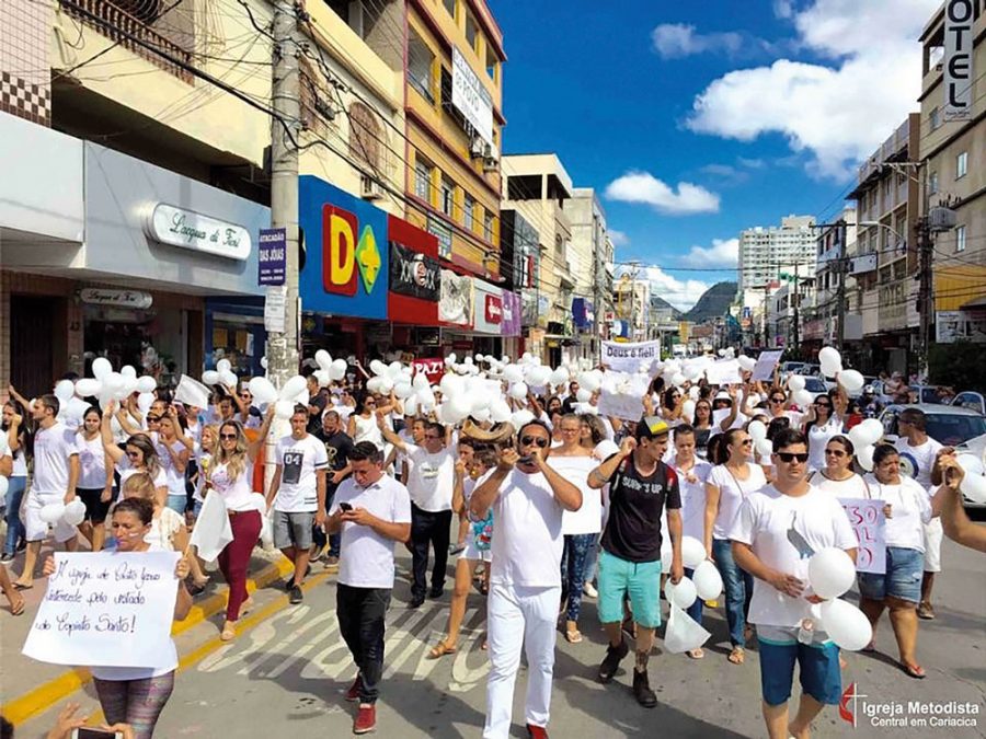 Vrias pessoas saram s ruas na Caminhada pela Paz em Cariacica