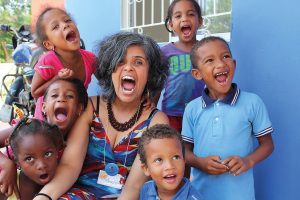 Pastora Andreia Fernandes, em momento de descontração com as crianças da Colômbia.
