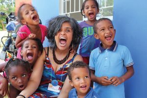 Pastora Andreia Fernandes, em momento de descontrao com as crianas da Colmbia.