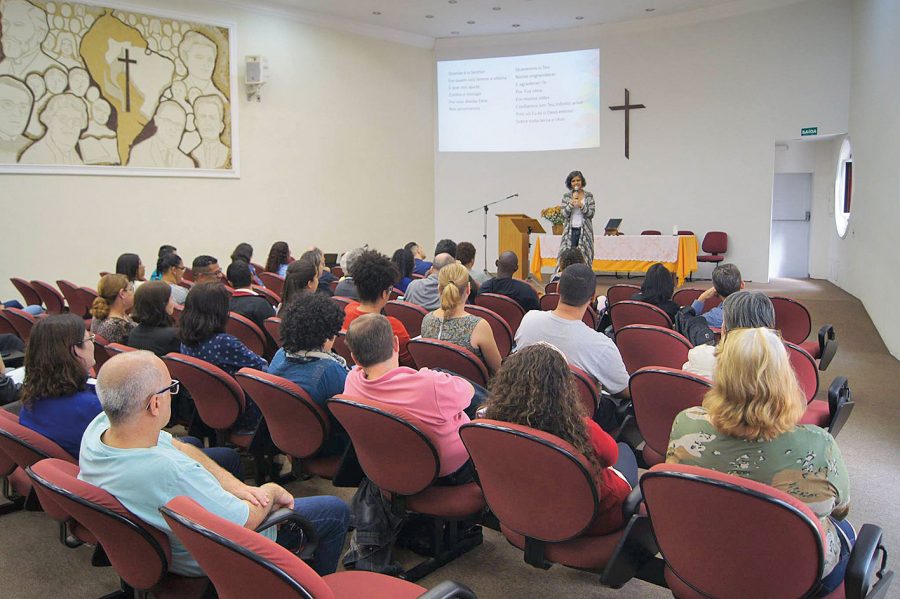 Coordenadora do DNED, Pastora Andreia Fernades, abriu o encontro.