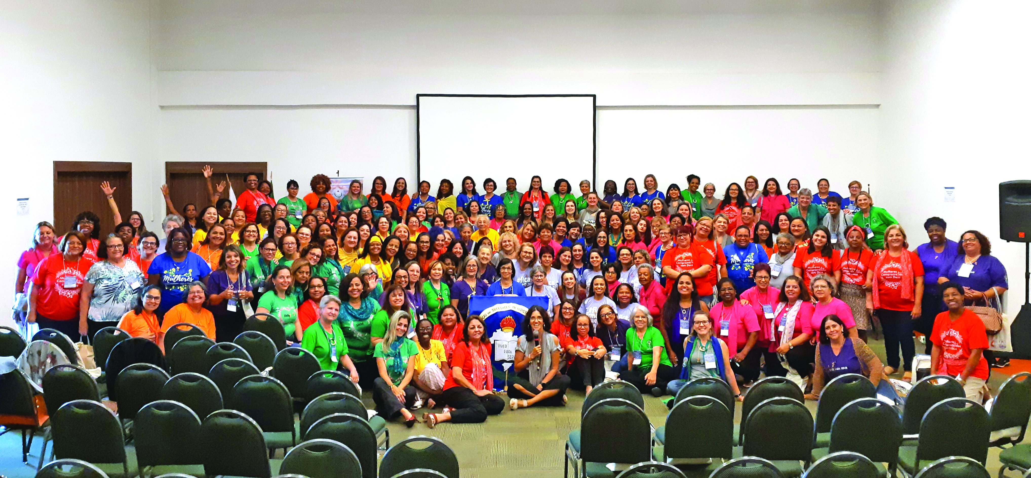 Mulheres comprometidas  com Deus vivem em unidade