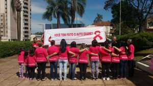 Outubro Rosa: metodista inspira Igreja Local a sair s ruas e conscientizar sobre o auto exame