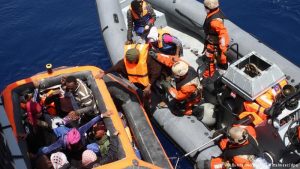 Italianos constroem barricadas contra chegada de imigrantes