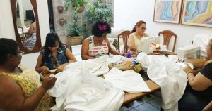Na Paraíba, Mulheres Metodistas doam lençóis para Instituição de Combate ao Câncer