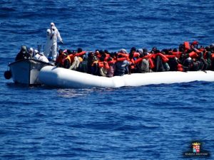 Em dois dias, Itália salva quase 11 mil imigrantes no mar