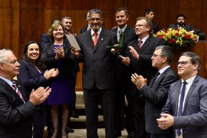 Bispo Luiz Verglio Batista da Rosa recebe Medalha Zumbi dos Palmares na ALRS