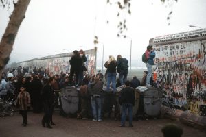 H 27 anos acontecia a queda do muro de Berlim